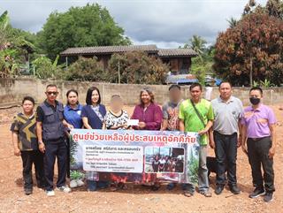 13.06.68 ร่วมมอบค่าวัสดุซ่อมแซมที่อยู่อาศัยประจำ ซึ่งผู้ประสบภัยเป็นเจ้าของที่ได้รับความเสียหาย