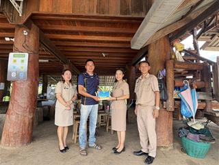 25.08.68 มอบสติ๊กเกอร์ ชำระค่าธรรมเนียมขยะมูลฝอยรายปีให้แก่ผู้ชำระภาษีในเขตตำบลแม่กา