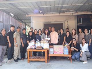 16.03.69 ร่วมมอบเช็คเงินสด เเละถุงยังชีพ เพื่อเป็นขวัญเเละกำลังใจให้กับผู้ประสบอัคคีภัย หมู่ที่ 11 บ้านแม่ต๋ำบุญโยง